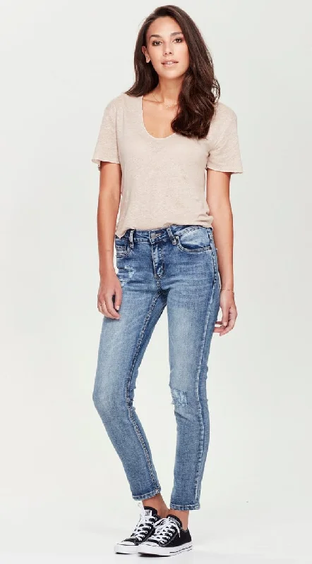 Junkfood Jeans | Darcy Fitted Boyfriend Jean | Blue Classic Slim Fit Jeans
